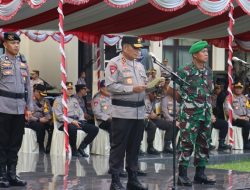 Polda 17 Kapolda Gorontalo Irjen Pol. Drs. Angesta Romano Yoyol, M.M, bersama Danrem 133/NWB Brigjen TNI Totok Sulistiyono, S.H, MM, M.IP pada gelas Pasukan Operasi Ketupat 2023. (Foto: Ist)