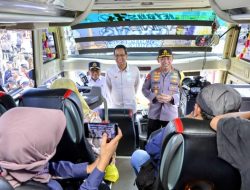 Kapolri Jenderal Listyo Sigit Prabowo bersama Menhub Budi Karya Sumadi saat menemui peserta Mudik Gratis Polri Presesi 2023 di dalam bus. (Foto: Ist)