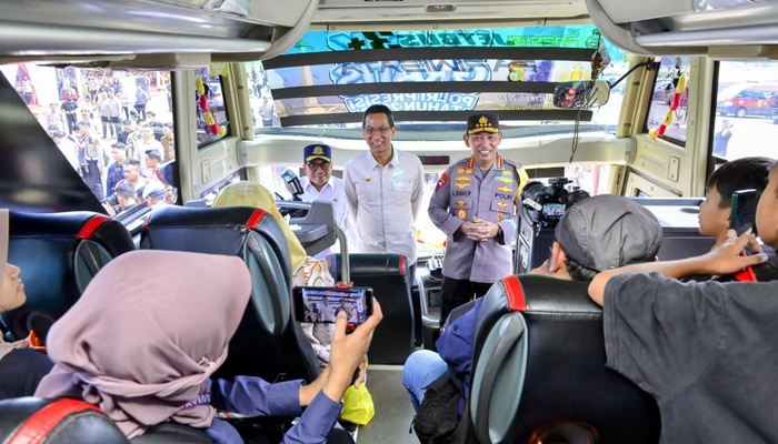 Kapolri Jenderal Listyo Sigit Prabowo bersama Menhub Budi Karya Sumadi saat menemui peserta Mudik Gratis Polri Presesi 2023 di dalam bus. (Foto: Ist)