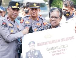 Kepala Divisi Humas Polri Irjen Sandi Nugroho saat menyerahkan bantuan di Jakarta Utara. (Foto: Ist)