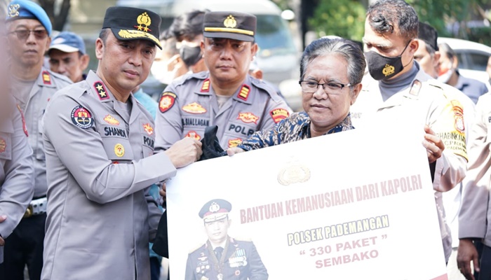 Kepala Divisi Humas Polri Irjen Sandi Nugroho saat menyerahkan bantuan di Jakarta Utara. (Foto: Ist)