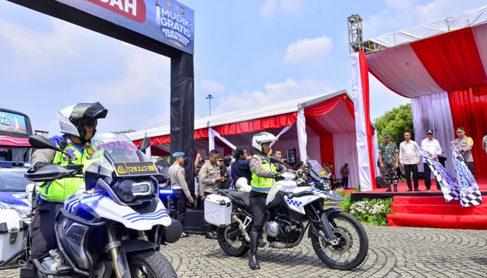 Kapolri Jenderal Listyo Sigit Prabowo saat melepas peserta ‘Mudik Gratis Polri Presesi 2023’ yang mana pengawalan dilakukan hingga ke tujuan. (Foto: Ist)