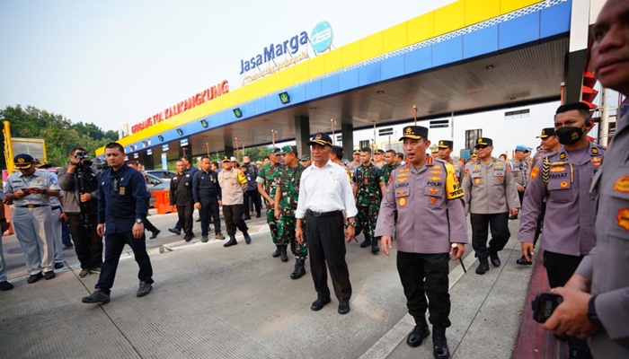 Kapolri Jenderal Listyo Sigit Prabowo saat berada di Gerbang Tol Kalikangkung guna melihat langsung Operasi Ketupat di Jawa Tengah, Selasa (18/4). (Foto: Ist)