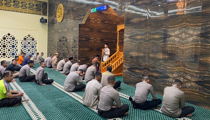 Salat Gerhana Matahari yang digelar usai Salat Dzuhur di Masjid Az Ziqra Polda Gorontalo. (Foto: Ist)