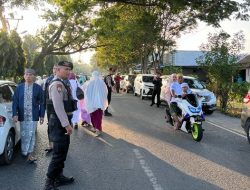 Personil dari Kepolisian saat mengamankan jalannya Salat Idulfitri pada Jumat (21/4) di Lapangan Liluwo. (Foto: Ist)