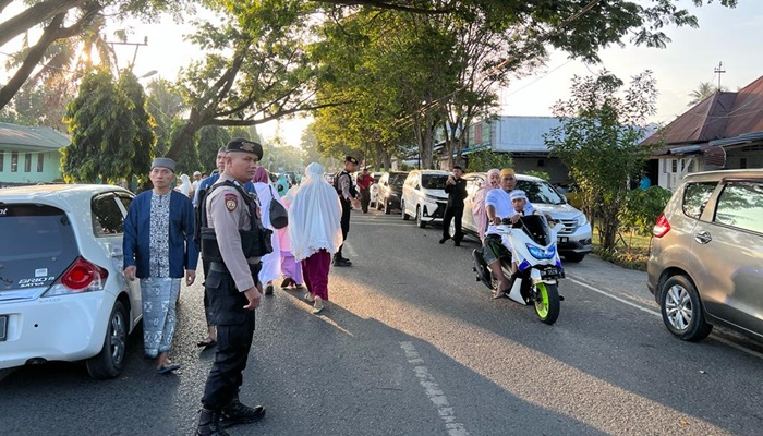 Personil dari Kepolisian saat mengamankan jalannya Salat Idulfitri pada Jumat (21/4) di Lapangan Liluwo. (Foto: Ist)