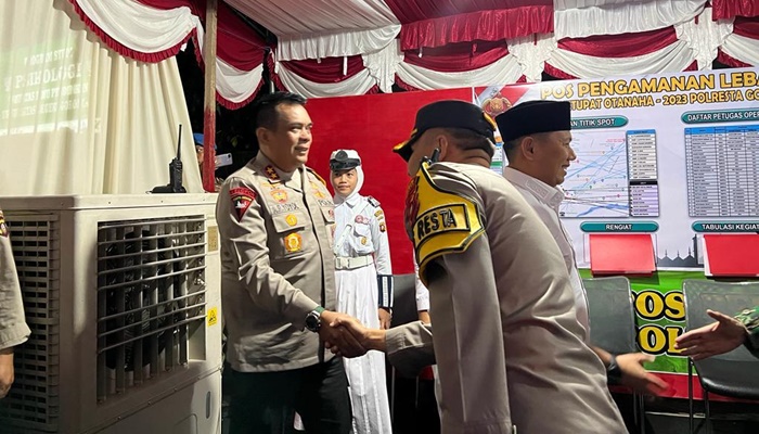 Kapolda Gorontalo Irjen Pol. Drs. Angesta Romano Yoyol saat mengunjungi Pos Pengamanan dan Pos Pelayanan di Malam Takbir. (Foto: Ist)