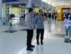 Wakapolda Gorontalo, Brigjen Pol. Drs. Pudji P. Hadi, MH saat meninjau langsung Pos Pengamanan Terpadu di Bandara Djalaluddin, Senin (24/4). (Foto: Ist)