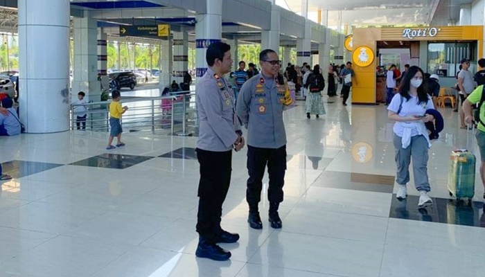 Wakapolda Gorontalo, Brigjen Pol. Drs. Pudji P. Hadi, MH saat meninjau langsung Pos Pengamanan Terpadu di Bandara Djalaluddin, Senin (24/4). (Foto: Ist)