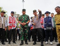 Kapolri Jenderal Listyo Sigit Prabowo bersama dengan lintas sektoral terkait meninjau Pelabuhan Merak. (Foto: Ist)