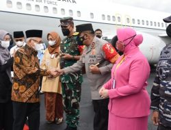 Kapolda Gorontalo Irjen Pol. Angesta Romano Yoyol saat menjemput Wapres Ma'ruf Amin di Bandara Jalaludin. (Foto: Ist)