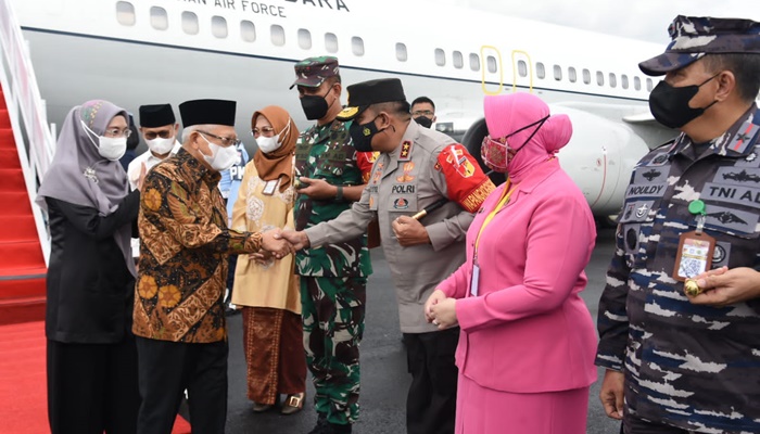 Kapolda Gorontalo Irjen Pol. Angesta Romano Yoyol saat menjemput Wapres Ma'ruf Amin di Bandara Jalaludin. (Foto: Ist)