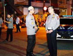 Wakapolda Gorontalo Brigjen Pol. Drs. Pudji P. Hadi saat memantau pengamanan di sekitar Masjid Baiturrahim, Kota Gorontalo. (Foto: Ist)