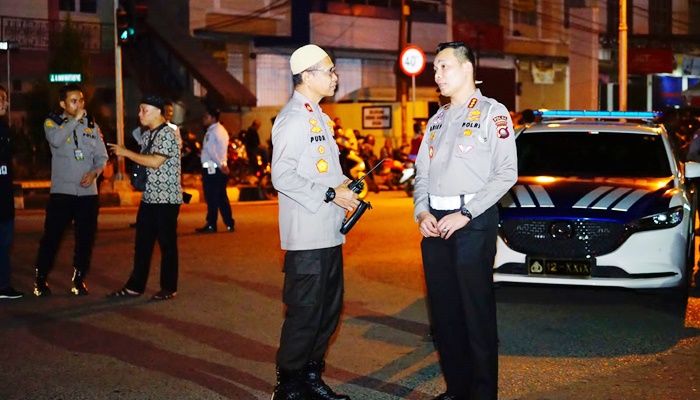 Wakapolda Gorontalo Brigjen Pol. Drs. Pudji P. Hadi saat memantau pengamanan di sekitar Masjid Baiturrahim, Kota Gorontalo. (Foto: Ist)