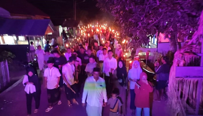 Pawai Obor pada Malam Takbir di Kecamatan Atinggola, Jumat (21/4) pada pukul 20.00 Wita. (Foto: Ist/Koleksi FB Almunawir Abd Gani)