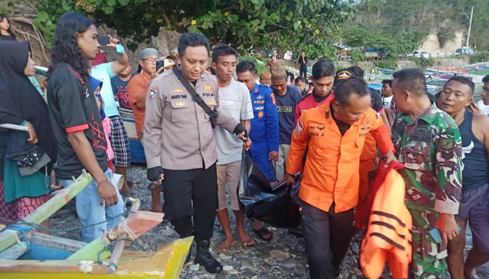 Proses evakuasi korban dari tepi pantai menuju RS Aloe Saboe. (Foto: Ist)