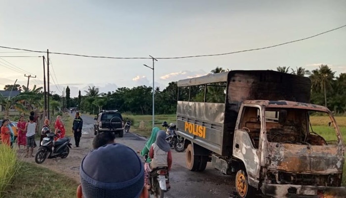 Truk Dalmas milik Polres Jeneponto ditemukan di tepi sawah dan sudah terbakar oleh OTK. (Foto: Ist)