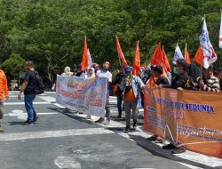 Unjuk rasa yang digelar oleh Buruh di Gorontalo pada momen May Day, Senin (1/5) di DPRD Provinsi Gorontalo. (Foto: Nusantara1)