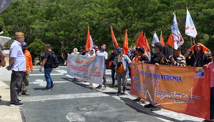 Unjuk rasa yang digelar oleh Buruh di Gorontalo pada momen May Day, Senin (1/5) di DPRD Provinsi Gorontalo. (Foto: Nusantara1)