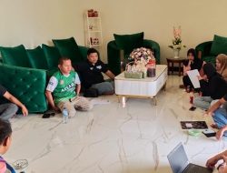 Ketua AFKAB Gorontalo, Sofyan Ishak (kaus hijau) saat memimpin rapat rapat usai menerima amanah dari FFI melalui AFP sebagai tuan rumah Liga Nusantara 2023. (Foto: Ist)