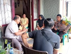 Petugas dari Kepolisian saat berkunjung ke rumah korban guna mencari lebih banyak informasi. (Foto: Ist)