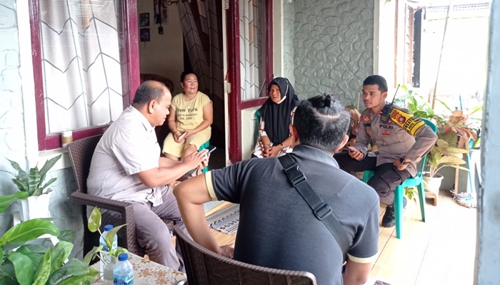 Petugas dari Kepolisian saat berkunjung ke rumah korban guna mencari lebih banyak informasi. (Foto: Ist)