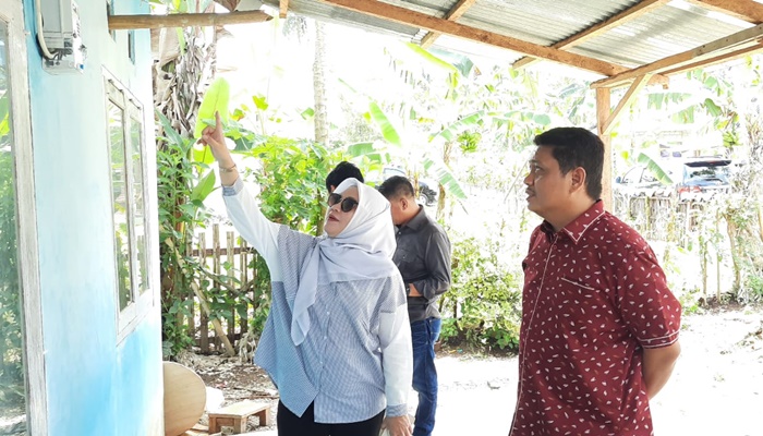 Komisi I DPRD Provinsi Gorontalo saat memonitoring penerimaan bantian listrik. (Foro: Ist)