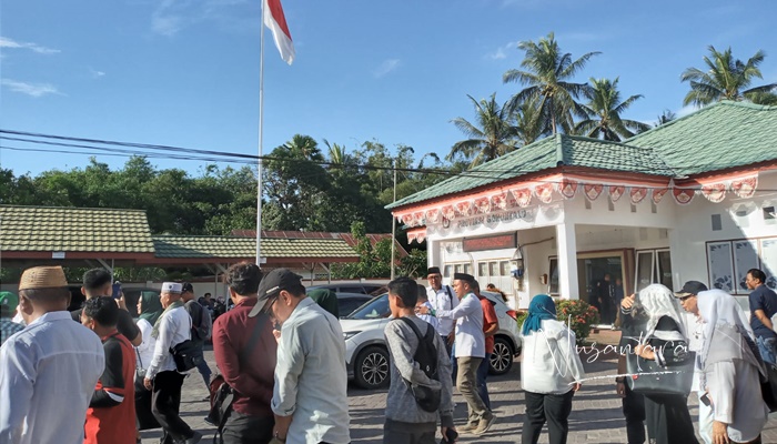 Suasana di halaman Kantor KPU Provinsi Gorontalo saat pendaftaran bakal Caleg, Sabtu (13/5). (Foto: NUSANTARA1)