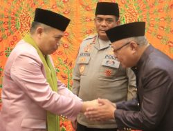 Wakil Ketua Komisi II DPRD provinsi Gorontalo, Sofyan Puhi (kanan) saat bersalaman dengan Penjabar Gubernur, Ismail Pakaya (kiri) Ahad (14/5). (Foto: Ist)