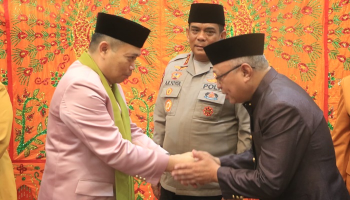 Wakil Ketua Komisi II DPRD provinsi Gorontalo, Sofyan Puhi (kanan) saat bersalaman dengan Penjabar Gubernur, Ismail Pakaya (kiri) Ahad (14/5). (Foto: Ist)