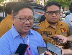 Ketua KPU Fadliyanto Koem dan Ketua Bawaslu Idris Usuli saat memberi keterangan pers terkait Partai Gerindra dan Partai Perindo yang gagal mendaftar pada Sabtu 13/5). (Foto: NUSANTARA1)