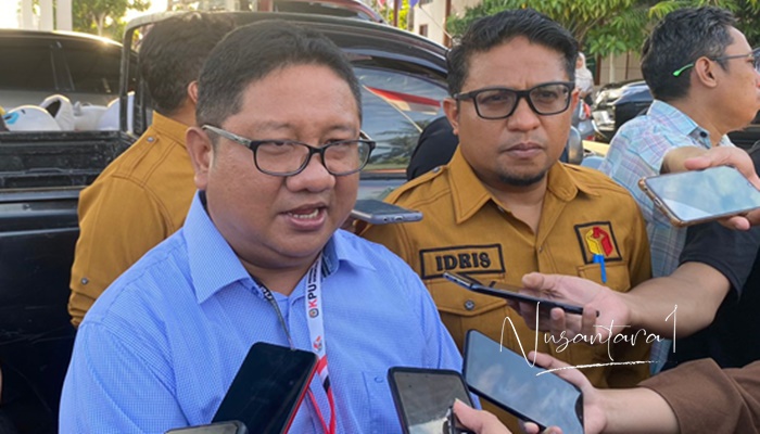 Ketua KPU Fadliyanto Koem dan Ketua Bawaslu Idris Usuli saat memberi keterangan pers terkait Partai Gerindra dan Partai Perindo yang gagal mendaftar pada Sabtu 13/5). (Foto: NUSANTARA1)