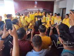 Ketua DPD I Partai Golkar Gorontalo, Rusli Habibie di atas podium bersama rombongan. (Foto: NUSANTARA1)