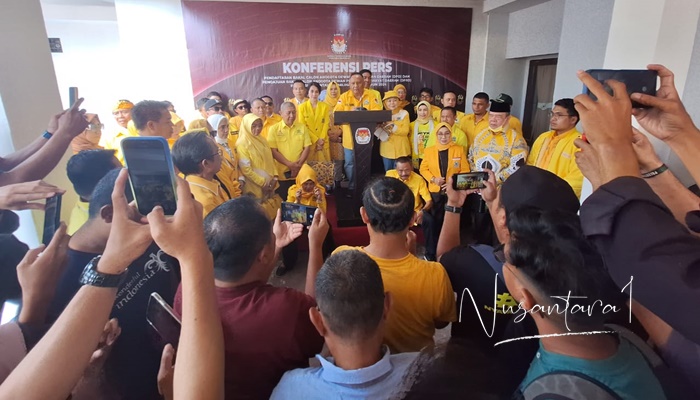 Ketua DPD I Partai Golkar Gorontalo, Rusli Habibie di atas podium bersama rombongan. (Foto: NUSANTARA1)