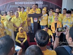 Ketua DPD I Partai Golkar, Rusli Habibie saat konferensi pers usai mendaftarkan di KPU Provinsi Gorontalo. (Foto: NUSANTARA1)