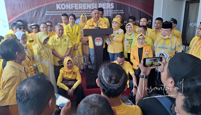 Ketua DPD I Partai Golkar, Rusli Habibie saat konferensi pers usai mendaftarkan di KPU Provinsi Gorontalo. (Foto: NUSANTARA1)