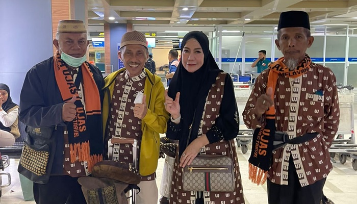 Bupati Gorontalo, Nelson Pomalingo bersama istri saat di Tanah Suci Mekah sesaat guna menjalankan Ibadah Umroh. (Foto: Ist)