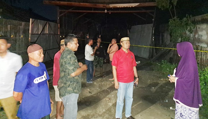 Sekda Kabupaten Gorontalo, Roni Sampir (baju merah) didampingi camat dan Kepolisian setempat meninjau lokasi kebakaran di Desa Luhu, Telaga Jaya. (Foto: Ist)