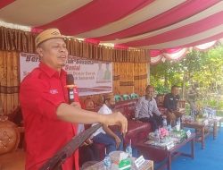 Sekda Kabupaten Gorontalo, Roni Sampir saat berada di aksi donor darah di Desa Molas Kecamatan Bongomeme. (Foto: Ist)