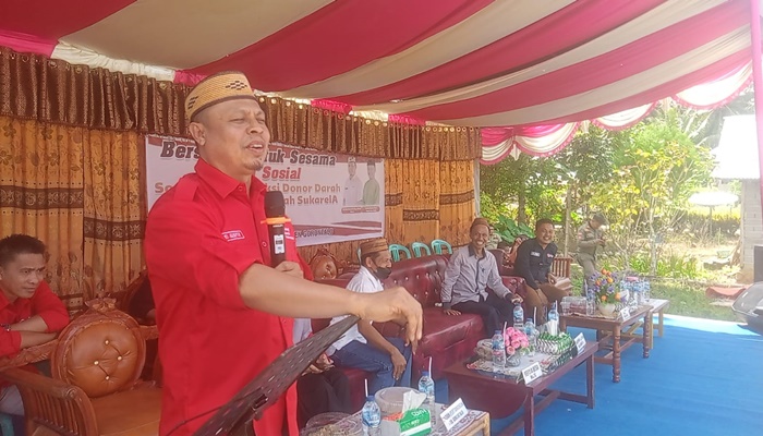 Sekda Kabupaten Gorontalo, Roni Sampir saat berada di aksi donor darah di Desa Molas Kecamatan Bongomeme. (Foto: Ist)