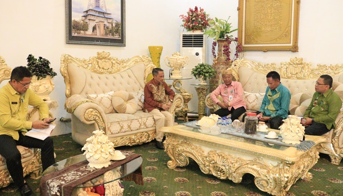 Silaturahmi Kepala Kemenag Imam S. Pairin dengan Bupati Gorontalo, Nelson Pomalingo terkait persiapan haji 1444 H/ 2023 M. (Foto: Ist)