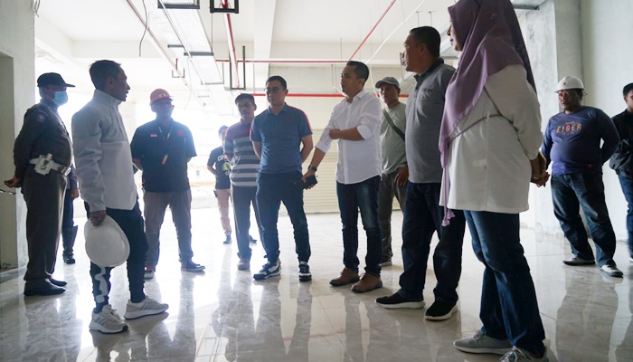 Bupati Gorontalo, Nelson Pomalingo saat memantau langsung progres pembangunan Shopping Center Limboto. (Foto:Ist)