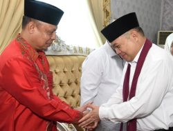 Tampak Sekda Kabupaten Gorontalo, Roni Sampir hadir menjemput Penjagub Gorontalo, Ismail Pakaya pada acara Mopotilolo. (Foto:Ist)