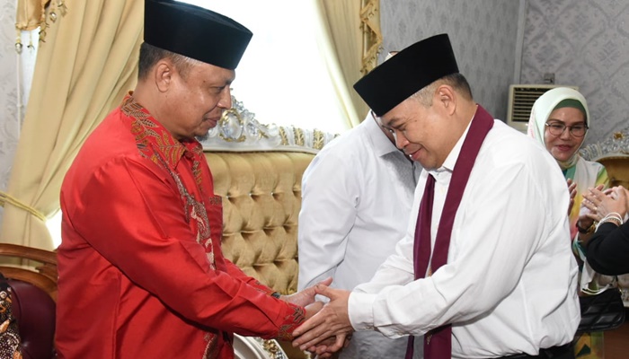 Tampak Sekda Kabupaten Gorontalo, Roni Sampir hadir menjemput Penjagub Gorontalo, Ismail Pakaya pada acara Mopotilolo. (Foto:Ist)