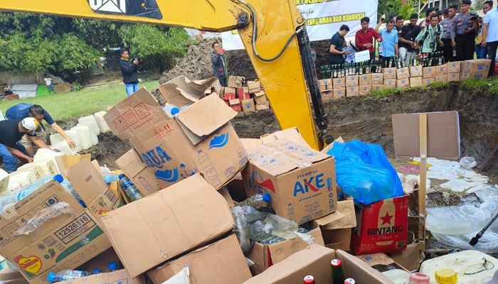 Ribuan liter Miras yang dimusnahkan oleh Polda Gorontalo di Polsek Limboto. (Foto: Ist)