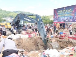 Pemusnahan ribuan botol Miras hasil Operasi Pekat dan Cipta Kondisi di Gorontalo. (Foto: Ist)