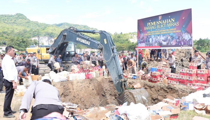 Pemusnahan ribuan botol Miras hasil Operasi Pekat dan Cipta Kondisi di Gorontalo. (Foto: Ist)