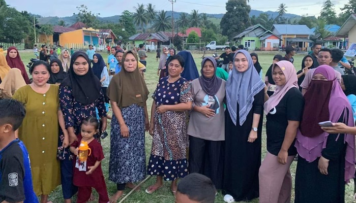 Novita Sunge (kerudung abu-abu) selalu hadir di tengah-tengah warga ketika ada kegiatan. Foto ini saat bersama ibu-ibu di Desa Ilomata, Atinggola. (Foto: Ist)