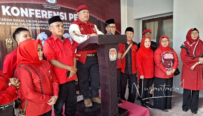 DPD PDI Perjuangan gelar konferensi pers usai mendaftarkan kadernya di KPU Provinsi Gorontalo. (Foto: Nusantara1)