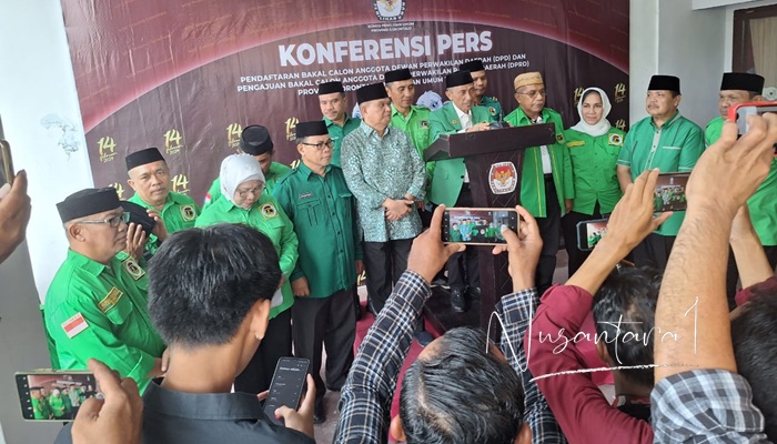 Nampak mantan Wakil Gubernur Gorontalo, Idris Rahim turut serta pada pendaftaran bakal Caleg PPP di Jumat (12/5) di KPU. (Foto: NUSANTARA1)